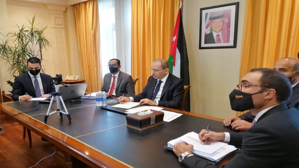 وزير الخارجية وشؤون المغتربين أيمن الصفدي (وسط) خلال مشاركته في اجتماع الدورة العادية 154 لمجلس جامعة الدول العربية. (صلاح ملكاوي / المملكة)