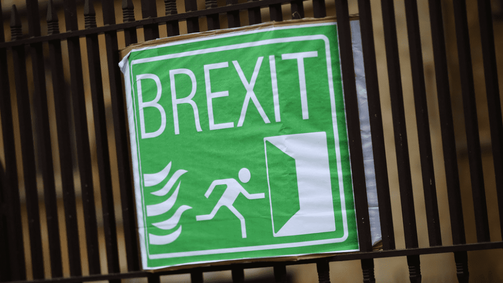 شعار لبريكست على أسوار البرلمان البريطاني في العاصمة البريطانية، لندن، 29 كانون الثاني/ يناير 2019. (رويترز)