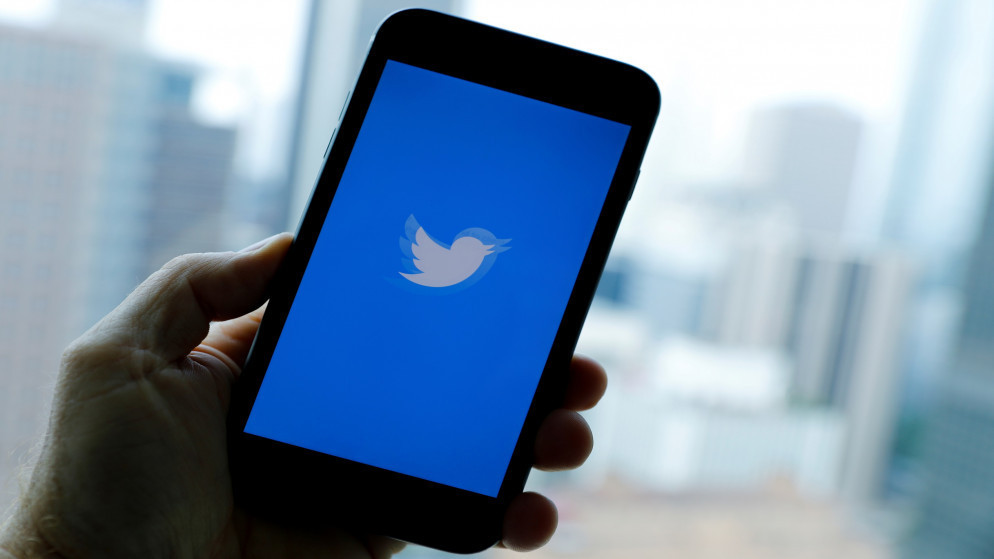 تطبيق تويتر للتواصل الاجتماعي يظهر عبر شاشة هاتف خلوي في لوس أنجلوس، 22 يوليو/تموز 2019. (رويترز)