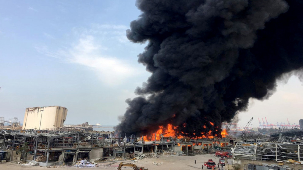 أظهرت لقطات تلفزيونية رجال الإطفاء وهم يحاولون إخماد النيران في الميناء حيث دمر الانفجار الذي وقع في الرابع من أغسطس آب مستودعات وصوامع حبوب خرسانية. (رويترز)
