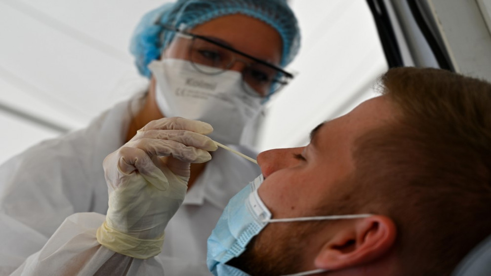 عاملة في الرعاية الصحية تحصل على مسحة أنفية لإجراء فحص الكشف عن فيروس كورونا في مدينة رين الفرنسية، 7 أيلول/سبتمبر 2020. (أ ف ب)