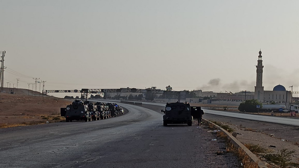 مركبات أمنية لقوات الدرك بالقرب من انفجار مستودع في الرزقاء. (حمزة النهار\المملكة)