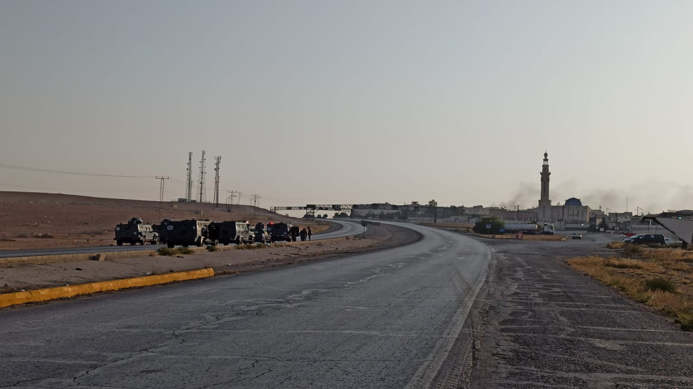 مركبات أمنية لقوات الدرك بالقرب من انفجار مستودع في الرزقاء. (حمزة النهار\المملكة)