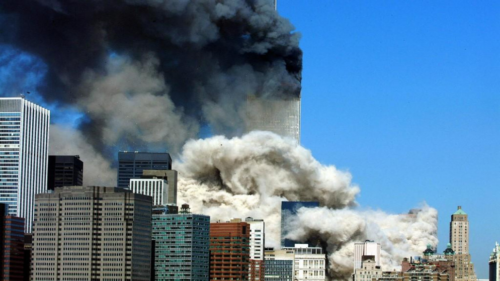تصاعد دخان بعد انهيار أول برج من أبراج مركز التجارة العالمي في مدينة نيويورك في الولايات المتحدة الأميركية. 11 سبتمبر 2001. (هيني راي أبرامز / أ ف ب)