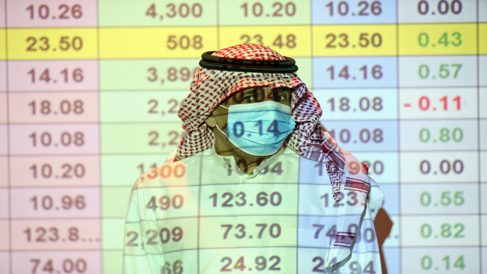 متداول سعودي يرتدي كمامة ويراقب بيانات الأسهم في سوق الأسهم السعودية في الرياض، 25 آب/أغسطس 2020. (رويترز)