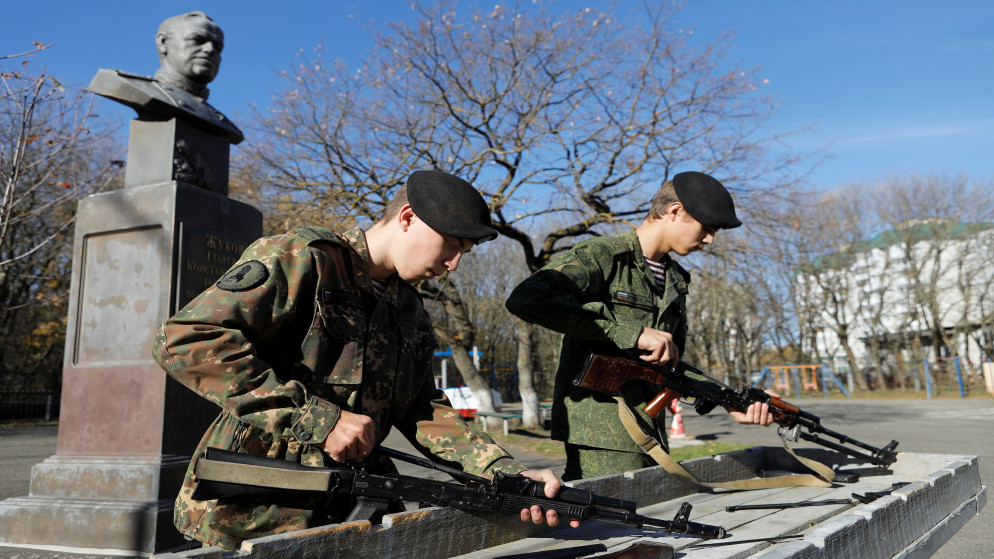 تلاميذ يتدربون على جمع رشاشات كلاشينكوف في روسيا . 8 تشرين ثاني/ نوفمبر 2019. إدوارد كورنينكو/ رويترز
