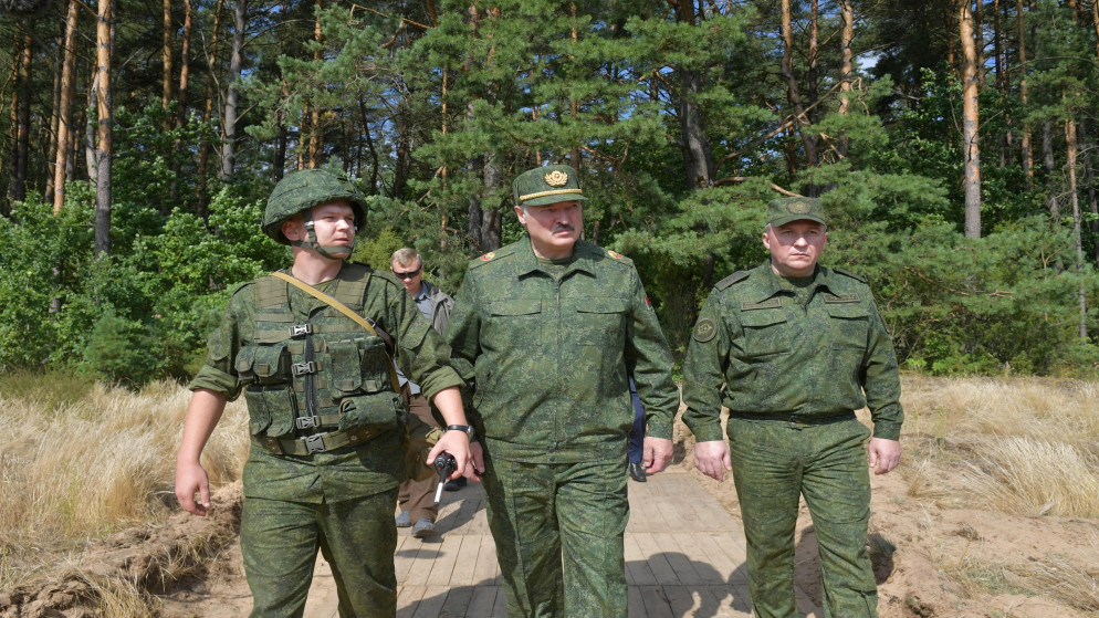 رئيس بيلاروس ألكسندر لوكاشنكو خلال تفقده وحدات عسكرية منتشرة في غرودنو في غرب البلاد قرب الحدود مع بولندا. (رويترز)