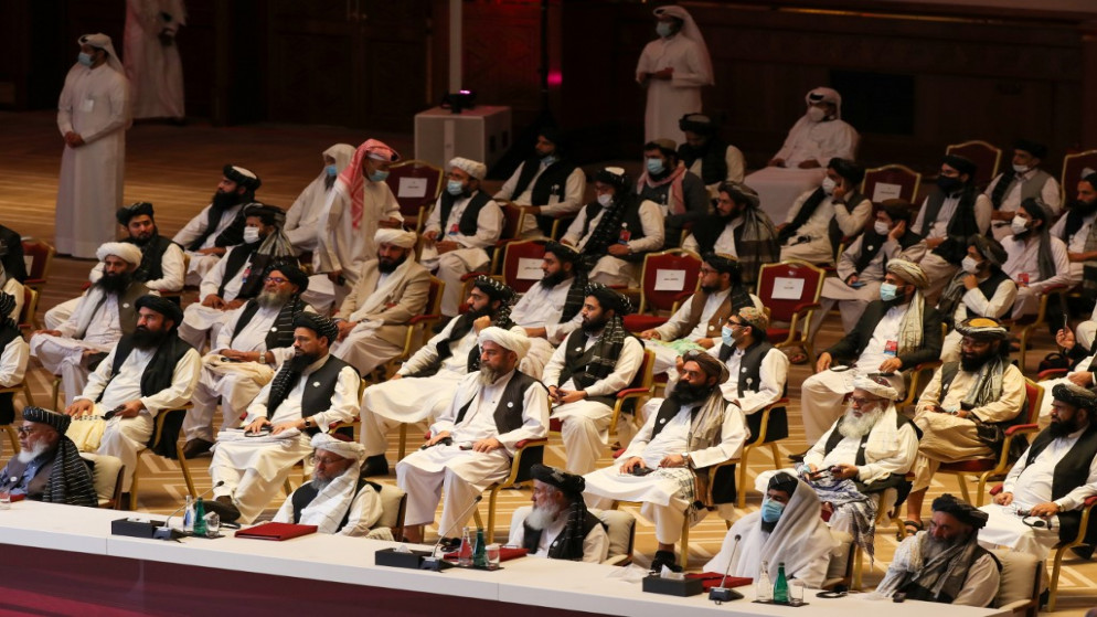 أعضاء وفد طالبان يحضرون الجلسة الافتتاحية لمحادثات السلام بين الحكومة الأفغانية وطالبان في العاصمة القطرية الدوحة. 12 أيلول/سبتمبر 2020. (أ ف ب)