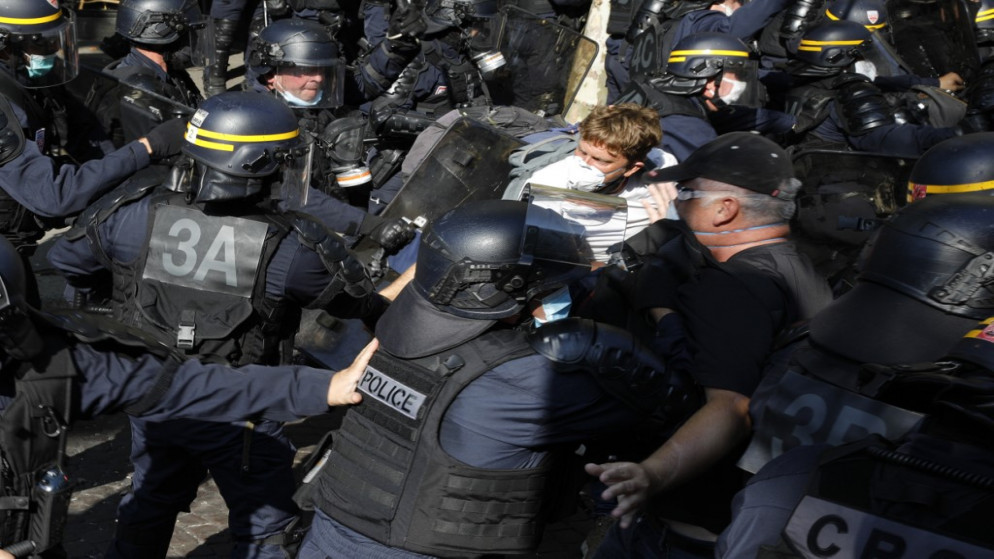 شرطة مكافحة الشغب الفرنسية خلال مظاهرة دعت إليها حركة "السترات الصفراء" في العاصمة الفرنسية باريس، 12 أيلول/سبتمبر 2020. (أ ف ب)