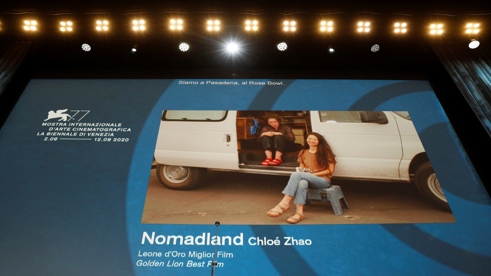 فاز فيلم "نومادلاند" للأميركية المتحدرة من أصل صيني كلويه جاو، السبت، بجائزة الأسد الذهبي في مهرجان البندقية. (رويترز)