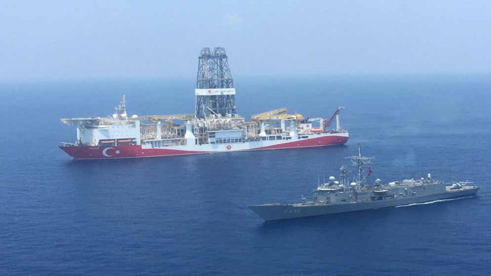 سفينة حربية تركية بجانب سفينة الحفر التركية "فاتح" التي أرسلت باتجاه شرق البحر الأبيض المتوسط قرب قبرص. 09/07/2019. (أ ف ب)