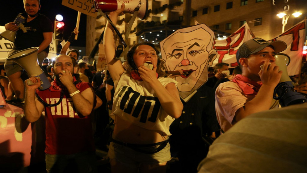 متظاهرون الإسرائيليون يرددون هتافات خلال مظاهرة مناهضة للحكومة أمام مقر إقامة رئيس الوزراء بنيامين نتنياهو مطالبين باستقالته. 12 أيلول/سبتمبر 2020.(أ ف ب)