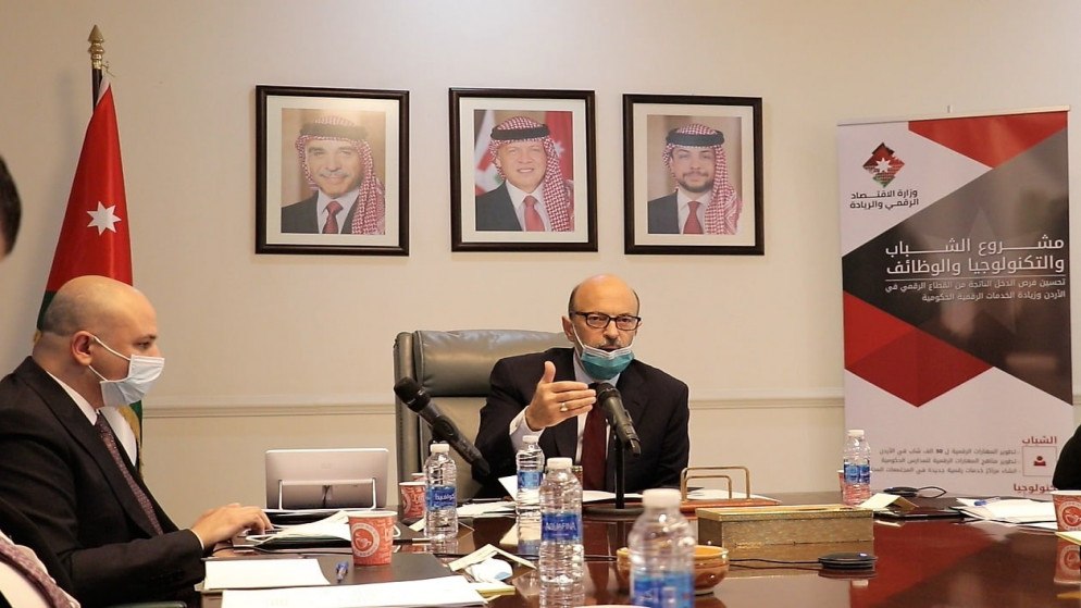 رئيس الوزراء عمر الرزاز، ووزير الاقتصاد الرقمي والريادة مثنى الغرايبة خلال إطلاق المشروع في رئاسة الوزراء. (رئاسة الوزراء)