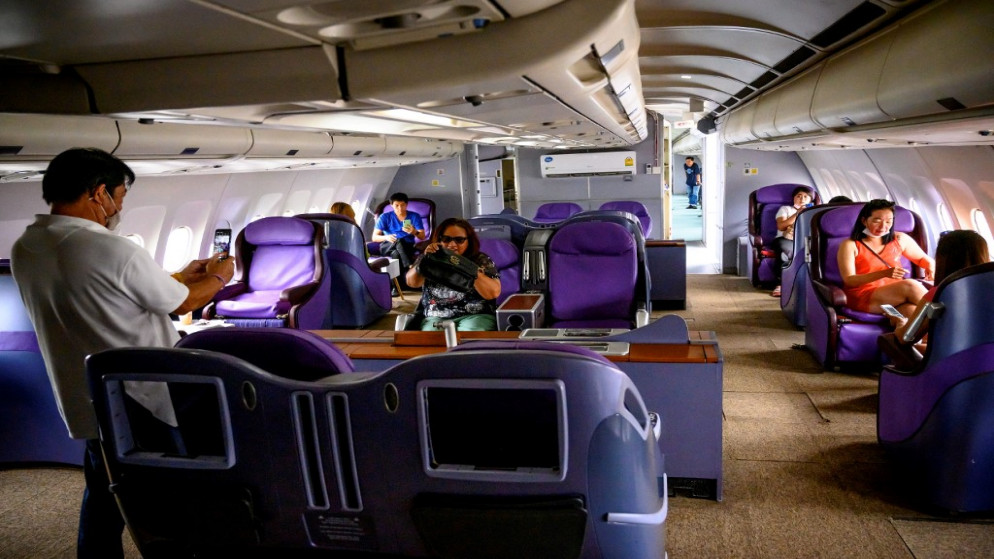 زبائن على مقاعد درجة رجال الأعمال في طائرة متقاعدة من طراز إيرباص 330 تم تحويلها إلى مقهًى في موقع جذب خارج باتايا في مقاطعة تشونبوري 1 سبتمبر 2020.(ملادين انطونوف / أ ف ب)