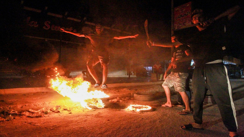 شباب ليبيون يغلقون طريقًا بإطارات محترقة في مدينة بنغازي الساحلية بشرق ليبيا .12 سبتمبر 2020 ، احتجاجًا على سوء الخدمات العامة والظروف المعيشية. (عبدالله دوما / أ ف ب)