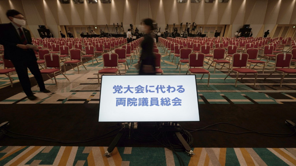 موظفون يحضرون لإجراء انتخابات رئاسة الحزب الليبرالي الديمقراطي في طوكيو، 14 أيلول/سبتمبر 2020. (أ ف ب)
