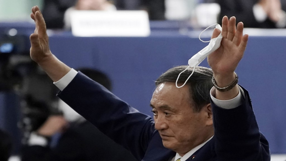 يوشيهيدي سوغا بعد فوزه في الانتخابات الداخلية للحزب الليبرالي الديمقراطي في اليابان. (أ ف ب)