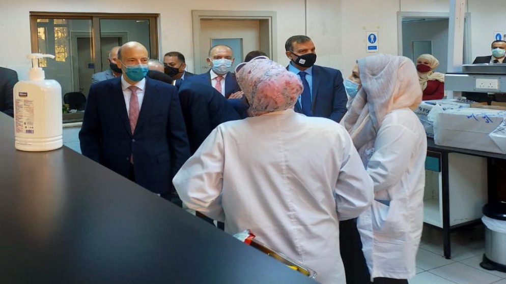 رئيس الوزراء عمر الرزاز خلال زيارته إلى المؤسسة العامة للغذاء والدواء. (رئاسة الوزراء)