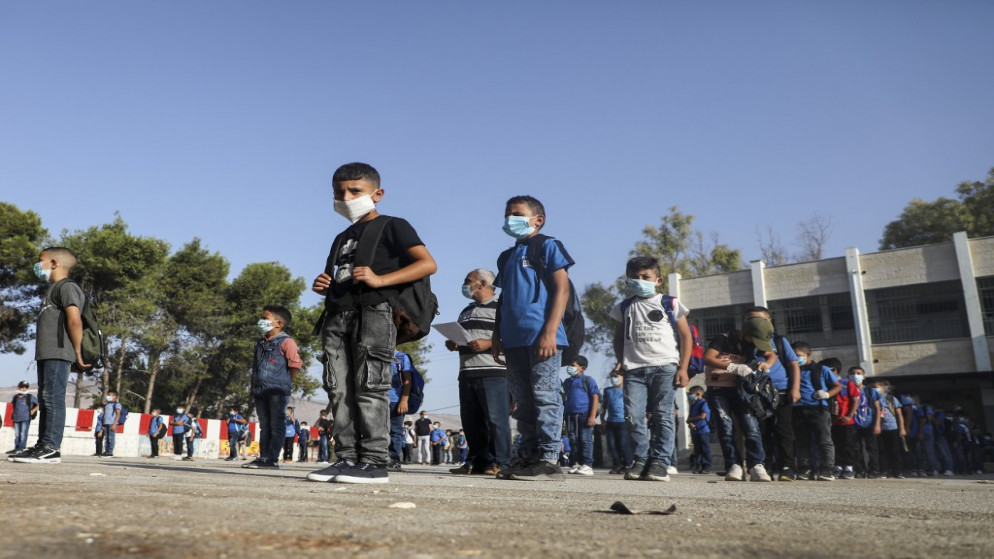 طلاب فلسطينيون يرتدون كمامات للوقاية من فيروس كورونا في أول يوم دراسي في نابلس في الضفة الغربية المحتلة. 06/09/2020. (جعفر أشتية / أ ف ب)