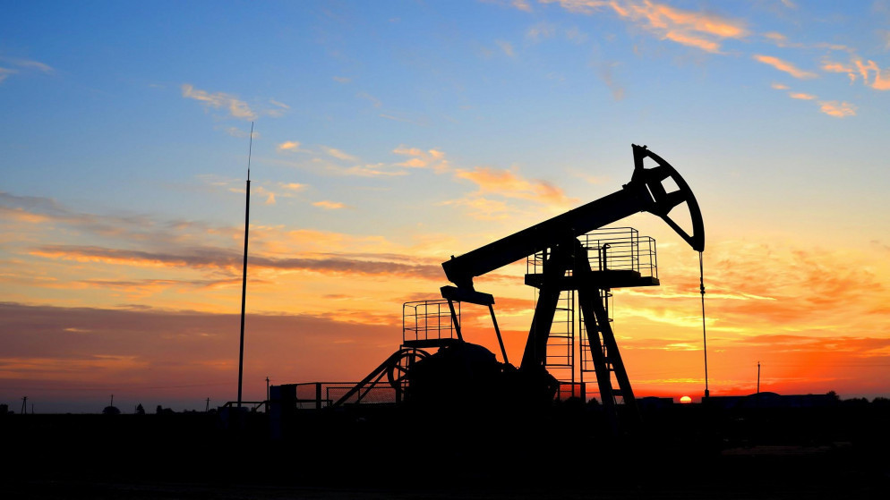 قالت منظمة البلدان المصدرة للبترول في تقرير شهري إن الطلب العالمي على النفط سيهوي 9.46 ملايين برميل يوميا هذا العام. (shutterstock)