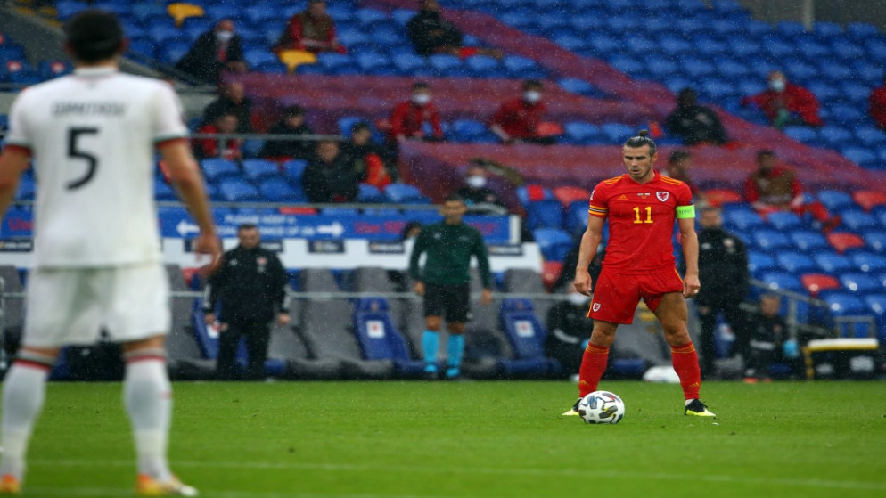 الويلزي غاريث بايل في مباراة مع منتخب بلاده. (أ ف ب)