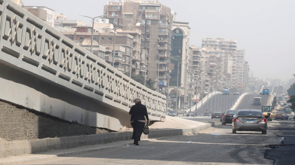 حركة المرور بالقرب من جسر وسط انتشار فيروس كورونا في القاهرة. (رويترز)