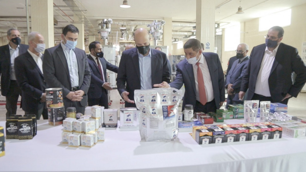 رئيس الوزراء عمر الرزاز، خلال زيارته مدينة الموقر التنموية واطلاعه على سير العمل والإنتاج في عدد من الاستثمارات الصناعية. (بترا)