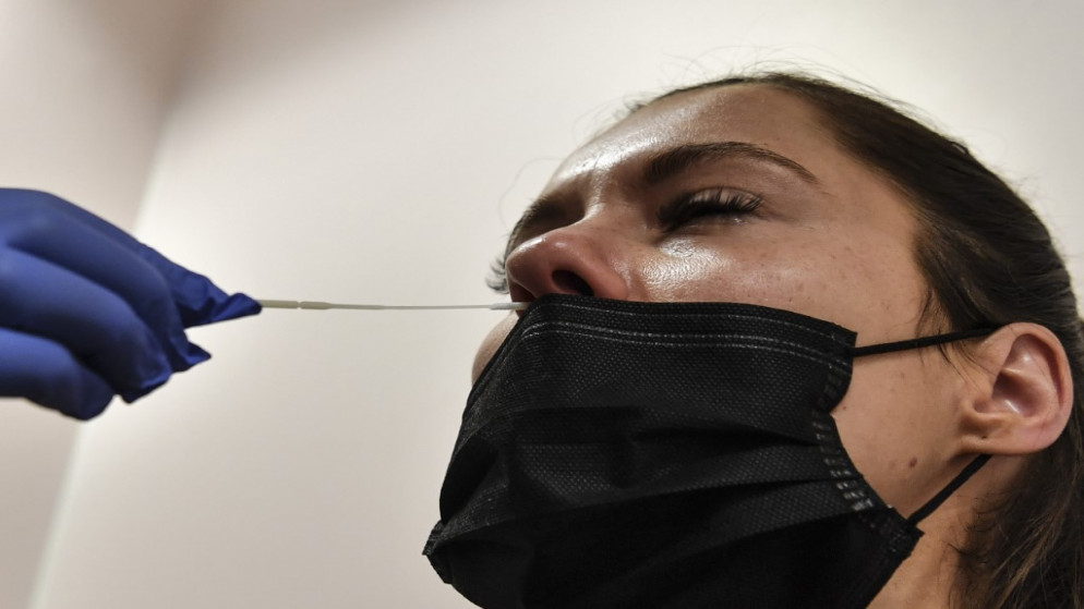 امرأة تخضع لفحص الكشف عن فيروس كورونا في فرنسا. 15 أيلول/سبتمبر 2020. (أ ف ب)