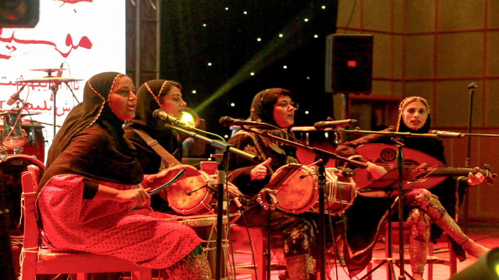 أعضاء فرقة نسائية غنائية في إيران في حفل موسيقي خلال مهرجان "موسيقى الخليج الفارسي". 29/04/2019 (أتا كيناري / أ ف ب)