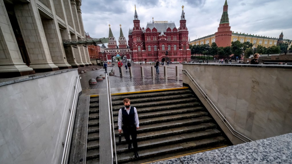 رجل يرتدي الكمامة بالقرب من الكرملين في موسكو. (أ ف ب)