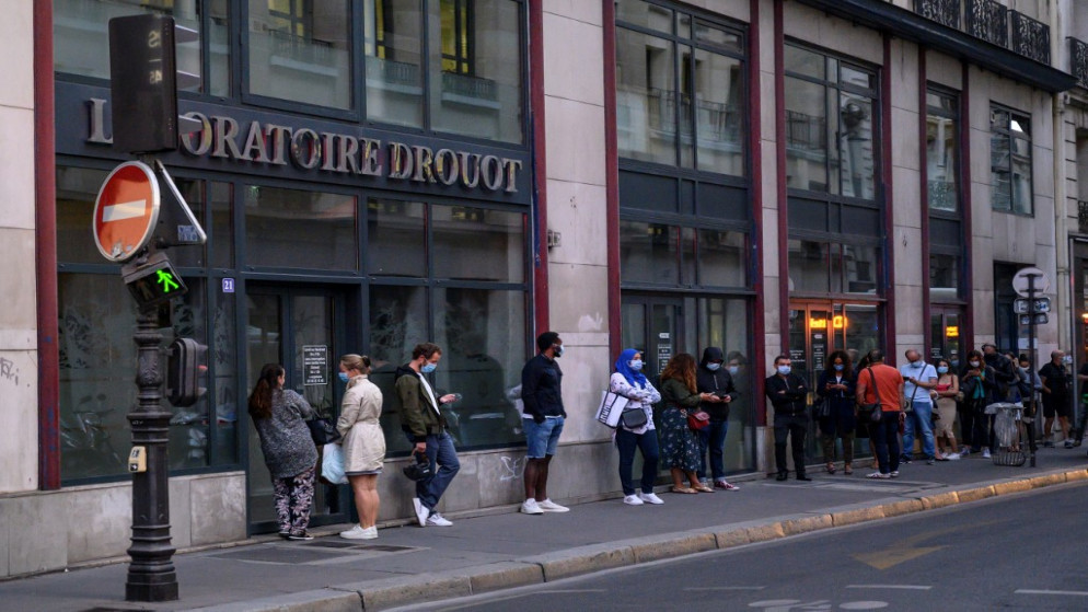 أشخاص أمام مختبر طبي لإجراء فحص كورونا في باريس. 18 أيلول/سبتمبر 2020.(أ ف ب)