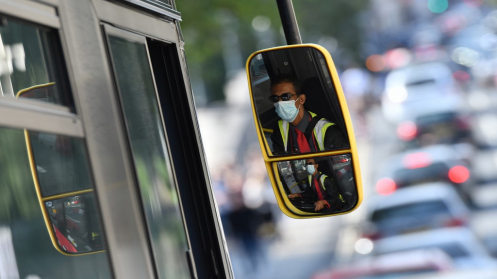 سائق حافلة يرتدي كمامة واقية في العاصمة البريطانية لندن، 19 أيلول/سبتمبر 2020. (أ ف ب)