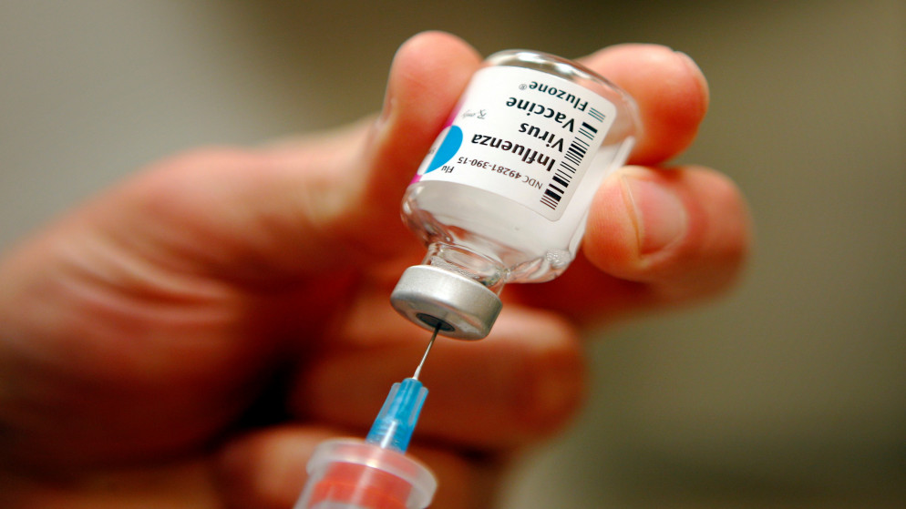 تحضير جرعة من مطعوم الإنفلونزا في مستشفى في لاية ماساتشوستس الأميركية، 10 كانون الثاني/يناير 2013. (رويترز)