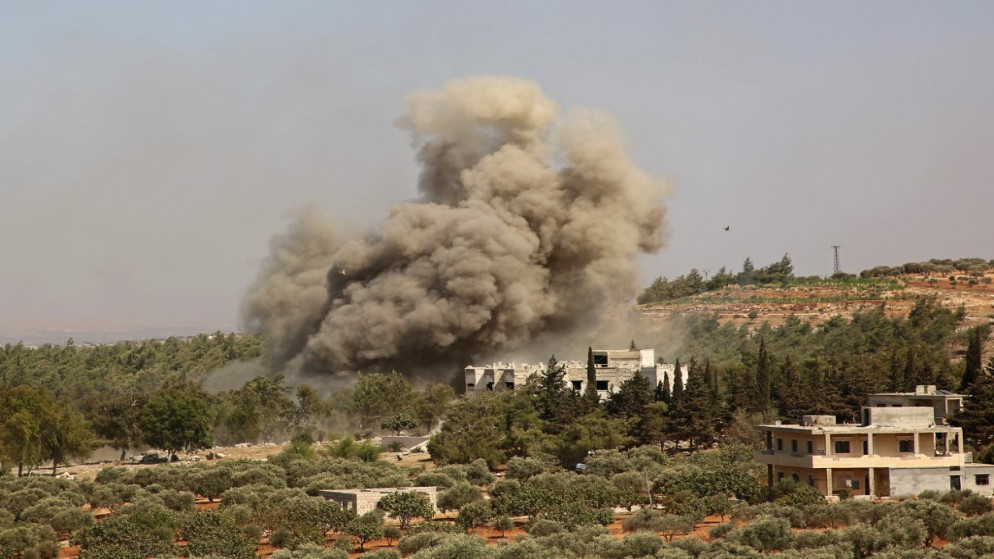 دخان يتصاعد بعد تقارير عن قصف روسي على مناطق تسيطر عليها المعارضة السورية في إدلب. (رويترز)