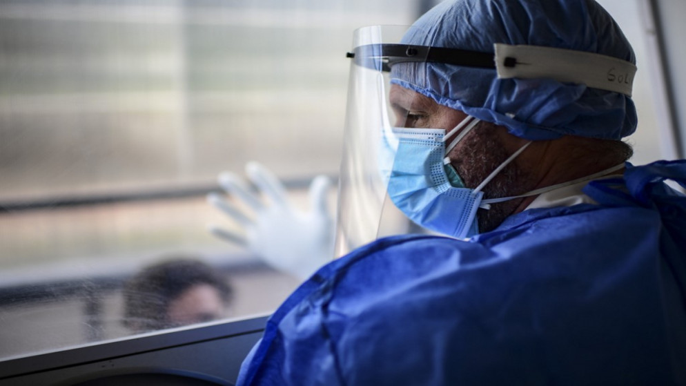 طبيب يستعد لأخذ مسحة عينة فيروس كورونا المستجد في أحد مستشفيات بيونس أيرس الأرجنتينية. 18/09/2020. (رونالدو شميدت / أ ف ب)