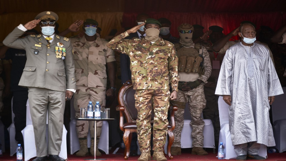 العقيد أسيمي غويتا (وسط) ، رئيس (اللجنة الوطنية لإنقاذ الشعب) ، يحيي الرئيس المالي السابق الجنرال موسى تراوري في جنازته في باماكو .18 سبتمبر 2020. .15 سبتمبر 2020.(أ ف ب)