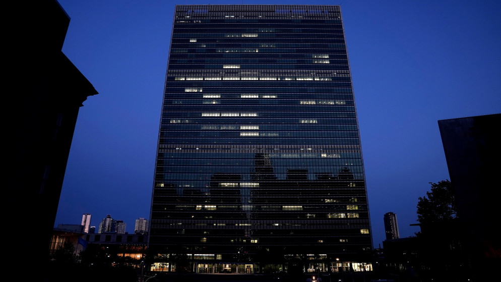 مبنى الأمم المتحدة، مع إطفاء معظم الأضواء خلال مناقشة سنوية رفيعة المستوى للجمعية العامة للأمم المتحدة الخامسة والسبعين، نيويورك، الولايات المتحدة، 21 سبتمبر 2020. (رويترز)