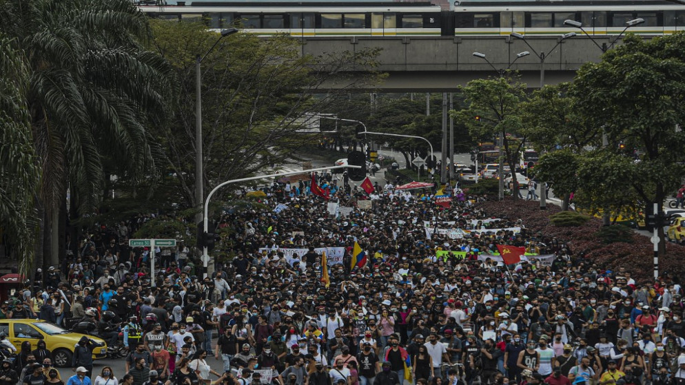 مجموعات كبيرة من المتظاهرين في كولومبيا ضد عنف الشرطة ورفض الحكومة، في ميديلين، كولومبيا، 21 سبتمبر 2020. (أ ف ب)