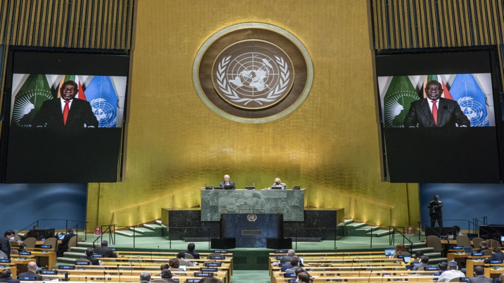 رئيس جنوب إفريقيا سيريل رامافوزا خلال إلقاء كلمته أمام الجمعية العامة للأمم المتحدة عبر الفيديو. (أ ف ب)