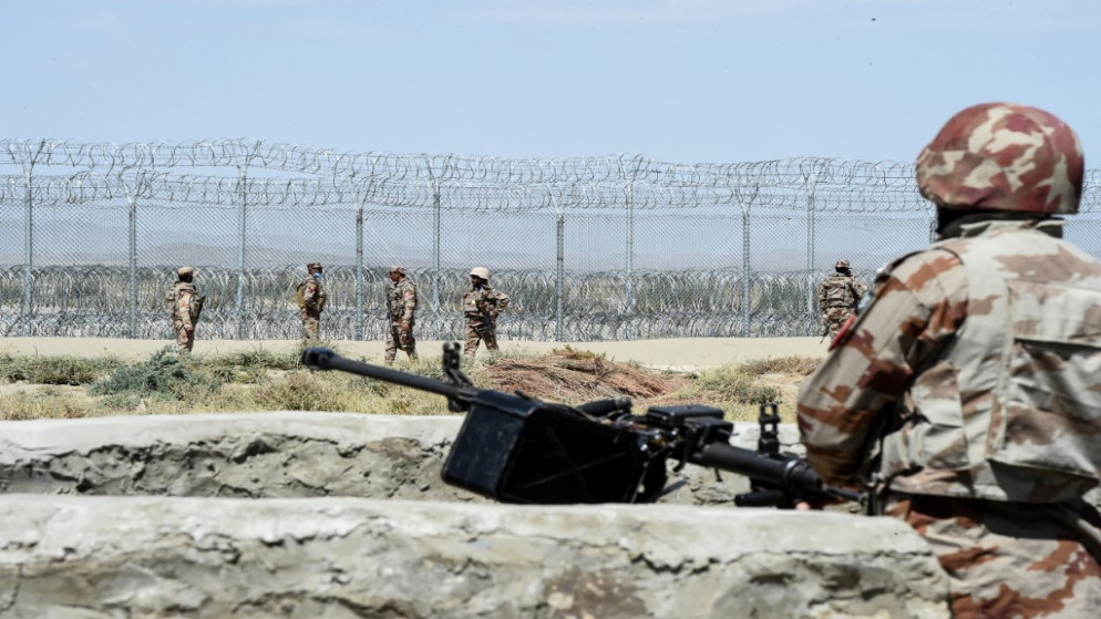 جنود من القوات الباكستانية بالقرب من نقطة حدودية مشتركة مع أفغانستان. (أ ف ب)