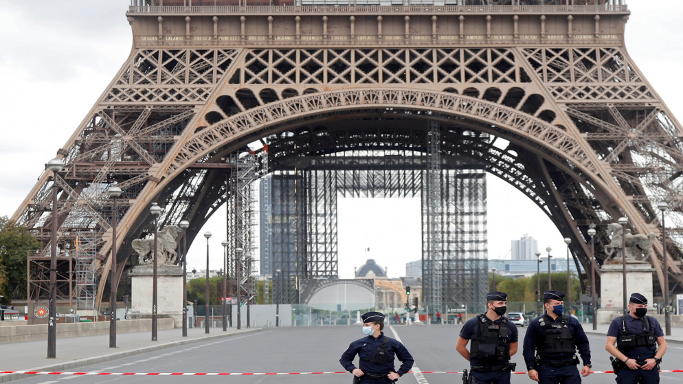 برج إيفل في العاصمة الفرنسية باريس بعد إخلائه من الزوار. (رويترز)