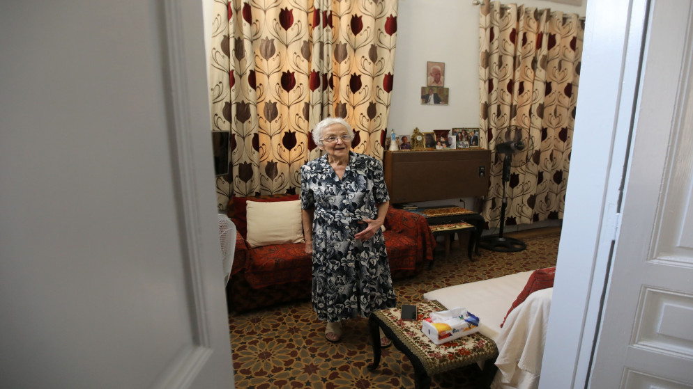 اللبنانية الأرمنية بيرجوهي كسباريان في منزلها في حي الجعيتاوي الذي تم تجديده بسبب أضرار ناتجة عن انفجار مرفأ بيروت. (أنور عمرو / أ ف ب)