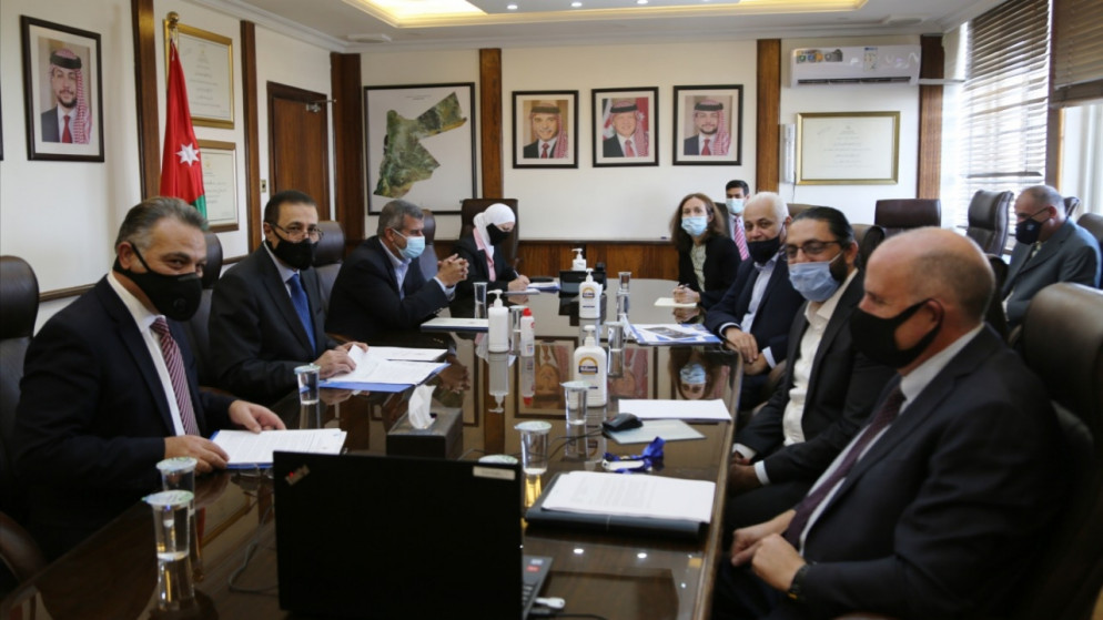 اجتماع عدد من الوزراء مع نائب المدير القطري لبرنامج الأغذية العالمي جوناثان كامبل. (وزارة التخطيط)
