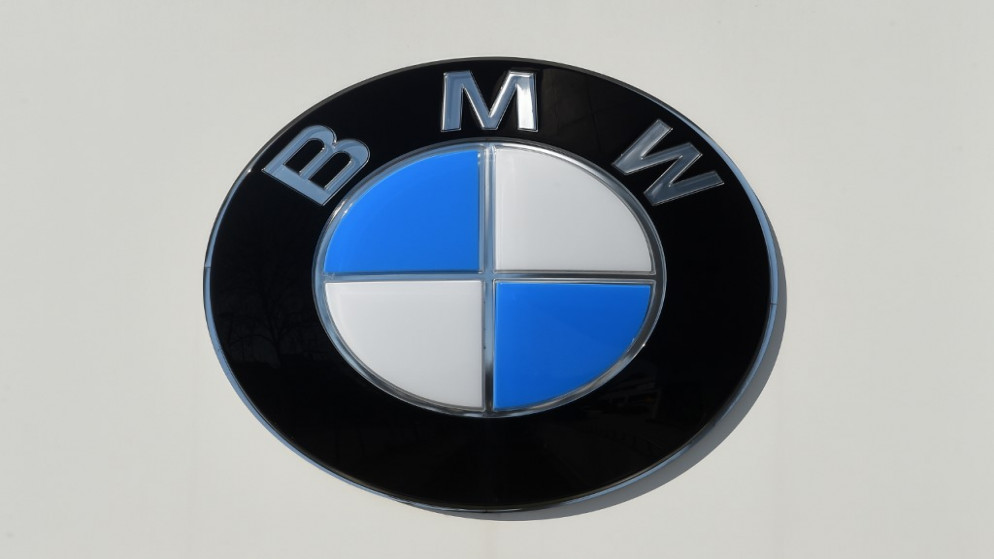 شعار شركة صناعة السيارات الألمانية BMW في ميونيخ . 18 مارس 2020 .(أ ف ب)