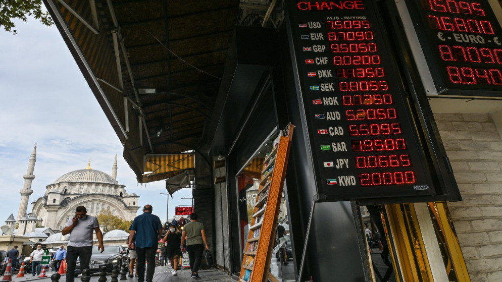 شاشة تعرض أسعار صرف الليرة التركية مقابل العملات الأجنبية  في إحدى وكالات صرف العملات بالقرب من البازار الكبير  في إسطنبول. 24 سبتمبر 2020. (أ ف ب)