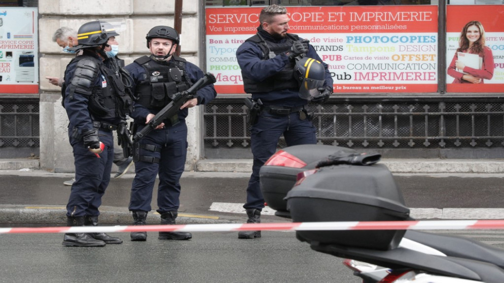الشرطة الفرنسية في مكان الحادث  بعد إصابة عدة أشخاص بالقرب من المكاتب السابقة لمجلة شارلي إيبدو الفرنسية الساخرة. 25 سبتمبر 2020 . (أ ف ب)
