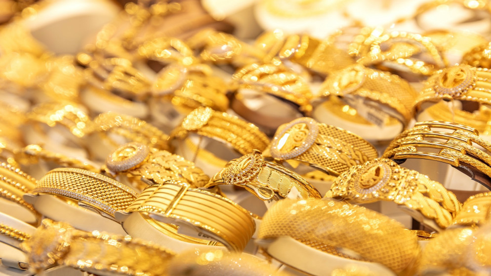 إكسسوارات ذهبية في نافذة عرض محل مجوهرات في اسطنبول.(shutterstock)