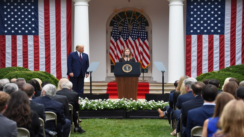 يعلن الرئيس الأميركي دونالد ترامب عن مرشحه للمحكمة العليا الأميركية، القاضي آيمي كوني باريت (يمين)، في حديقة الورود بالبيت الأبيض في واشنطن، 26 سبتمبر 2020. (أ ف ب)