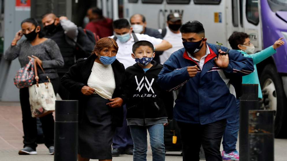 أشخاص يسيرون في شارع في مكسيكو سيتي المكسيكية مع استمرار تفشي فيروس كورونا المستجد. 21/09/2020. (رويترز)