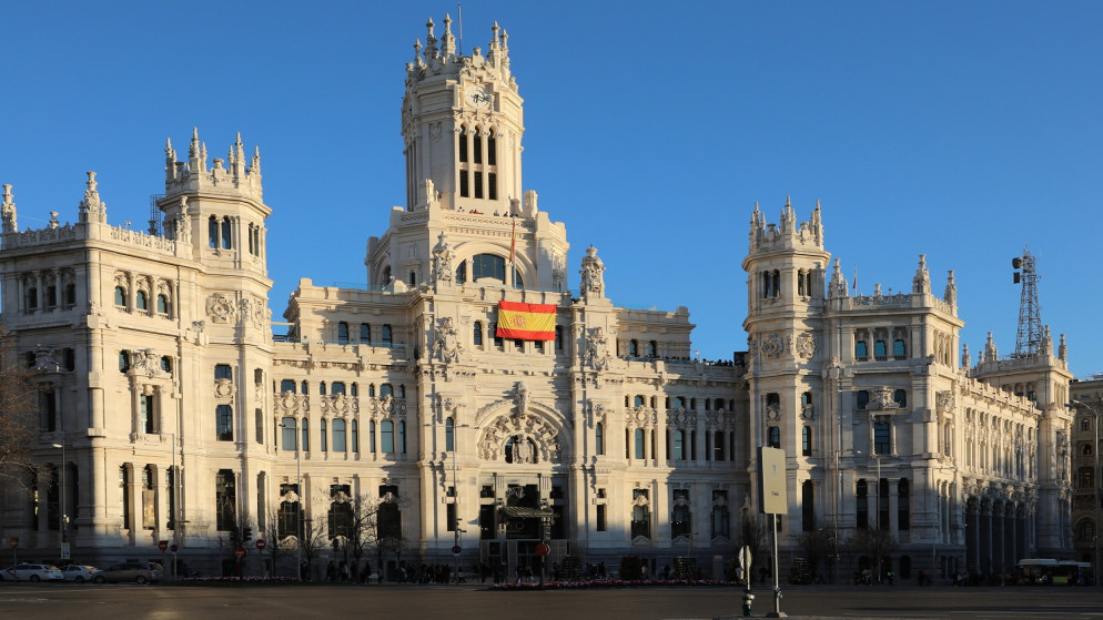 مبنى مكتب البريد في ساحة سيبيليس بوسط المدينة عند غروب الشمس.مدريد إسبانيا .فبراير 2020.(shutterstock)